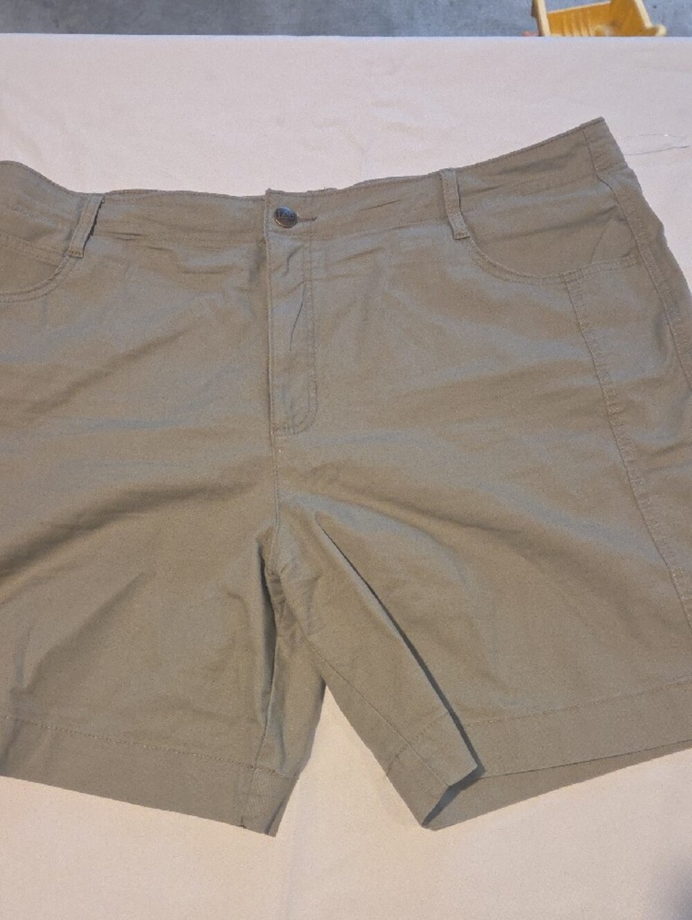 Lee Men's Flat Front Shorts in Light Khaki - Picture 3 of 7